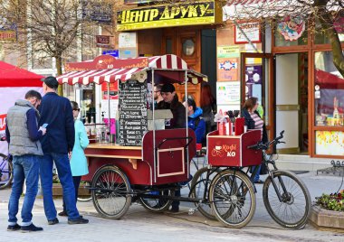 Ivano-Frankivsk, Ukrayna - 31 Mart 2017: şehrin orta kısmında sokakta içki satan. Mobil Satış noktası Bisiklet şaseli.