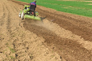 Kalush, Ukrayna 6 Nisan 2017: Çiftçi traktör alan şehrin Kalush, Ukrayna işler. .