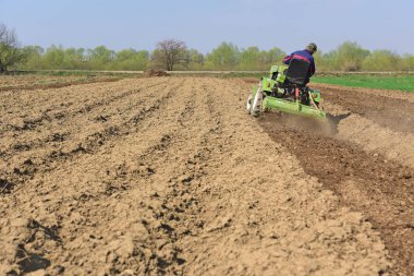 Kalush, Ukrayna 6 Nisan 2017: Çiftçi traktör alan şehrin Kalush, Ukrayna işler. .