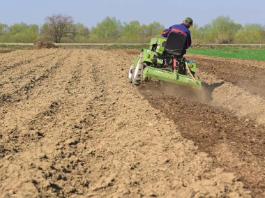 Kalush, Ukrayna 6 Nisan 2017: Çiftçi traktör alan şehrin Kalush, Ukrayna işler. .