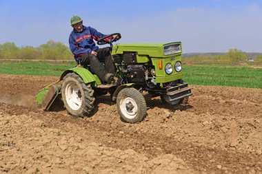 Kalush, Ukrayna 6 Nisan 2017: Çiftçi traktör alan şehrin Kalush, Ukrayna işler. .