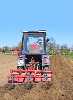 Kalush, Ukrayna 6 Nisan 2017: Çiftçi traktör alan şehrin Kalush, Ukrayna işler. .