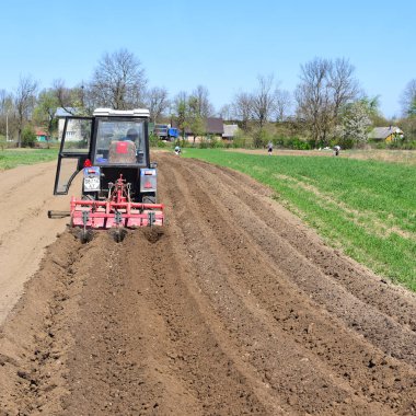 Kalush, Ukrayna 6 Nisan 2017: Çiftçi traktör alan şehrin Kalush, Ukrayna işler. .