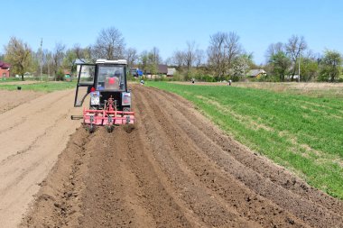 Kalush, Ukrayna 6 Nisan 2017: Çiftçi traktör alan şehrin Kalush, Ukrayna işler. .