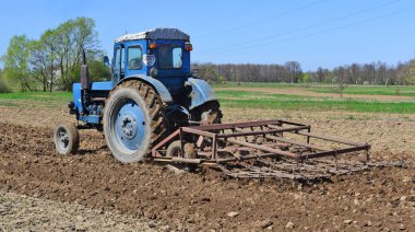 Kalush, Ukrayna 6 Nisan 2017: Çiftçi traktör alan şehrin Kalush, Ukrayna işler. .