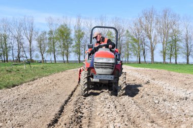 Kalush, Ukrayna 6 Nisan 2017: Çiftçi traktör alan şehrin Kalush, Ukrayna işler. .