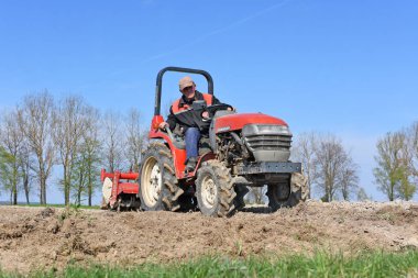 Kalush, Ukrayna 6 Nisan 2017: Çiftçi traktör alan şehrin Kalush, Ukrayna işler. .