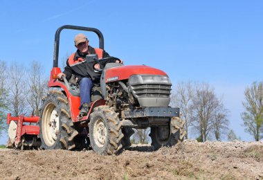 Kalush, Ukrayna 6 Nisan 2017: Çiftçi traktör alan şehrin Kalush, Ukrayna işler. .