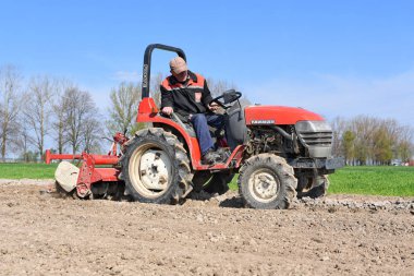 Kalush, Ukrayna 6 Nisan 2017: Çiftçi traktör alan şehrin Kalush, Ukrayna işler. .