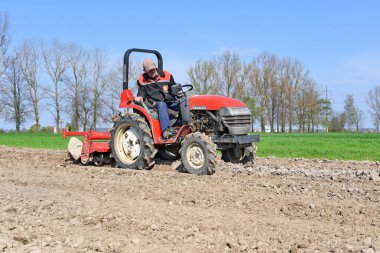 Kalush, Ukrayna 6 Nisan 2017: Çiftçi traktör alan şehrin Kalush, Ukrayna işler. .