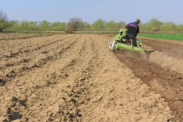 Kalush Ucrânia Abril 2017 Farmer Tractor Handles Field Town Kalush — Fotografia de Stock