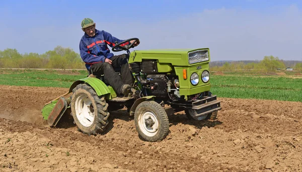 Kalush Ucrânia Abril 2017 Farmer Tractor Handles Field Town Kalush — Fotografia de Stock