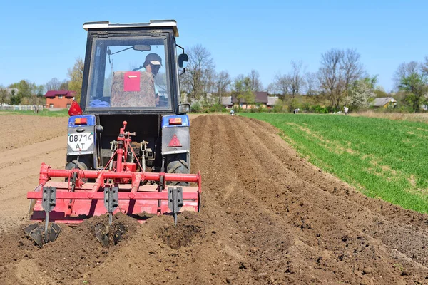 Kalush Ukraine Avril 2017 Agriculteur Sur Champ Poignées Tracteur Près — Photo