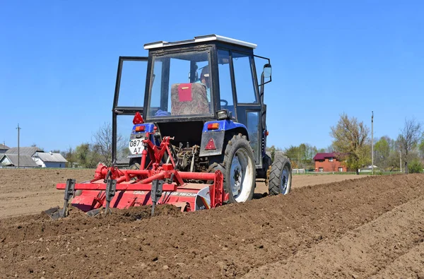 Kalush Ukrajna 2017 Április Traktor Mezőgazdasági Termelő Kezeli Területen Közel — Stock Fotó