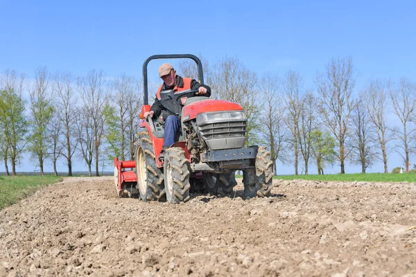 Kalush Ucrania Abril 2017 Agricultor Tractor Maneja Campo Cerca Ciudad —  Fotos de Stock