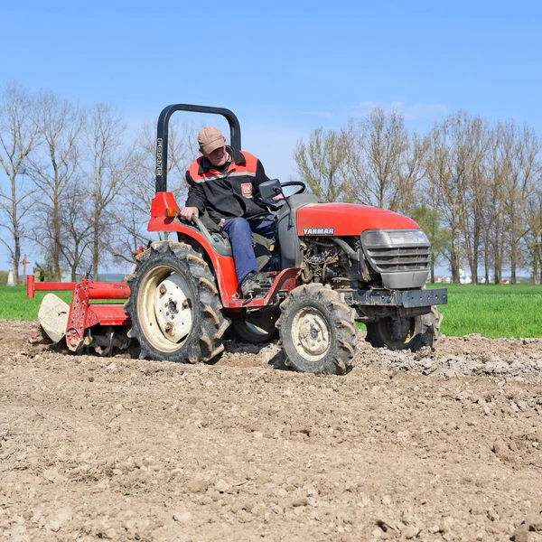 Kalush Ucrânia Abril 2017 Farmer Tractor Handles Field Town Kalush — Fotografia de Stock