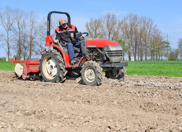 Kalush Oekraïne April 2017 Boer Trekker Behandelt Veld Buurt Van — Stockfoto