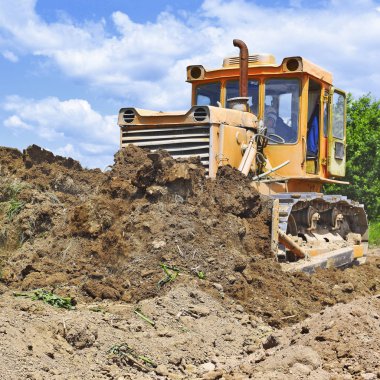 Buldozer kazı çalışmaları boru hattı güzergahı üzerinde gerçekleştirir..