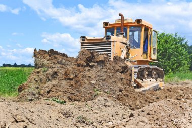 Buldozer kazı çalışmaları boru hattı güzergahı üzerinde gerçekleştirir..
