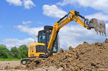 Kalush, Ukrayna - 15 Haziran 2017: modern Ekskavatör Jcb kazı çalışmaları inşaat bölgesine yakın şehir Kalush, Ukrayna gerçekleştirir.