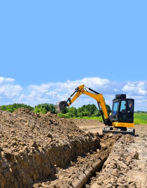 Modern Ekskavatör kazı çalışmaları inşaat sitesinde gerçekleştirir. 