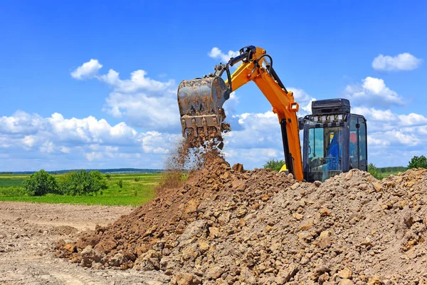 Escavadora Moderna Realiza Trabalhos Escavação Canteiro Obras — Fotografia de Stock