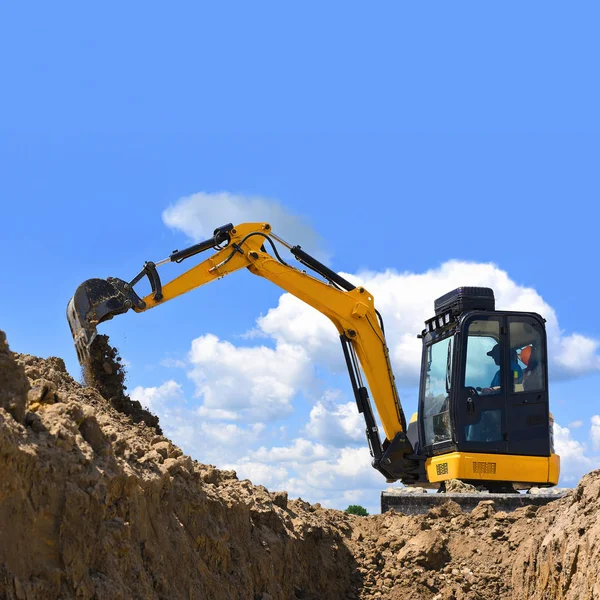 現代の掘削機は 建設現場で発掘作業を実行します — ストック写真