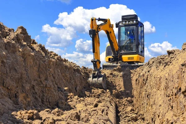 Escavadora Moderna Realiza Trabalhos Escavação Canteiro Obras — Fotografia de Stock