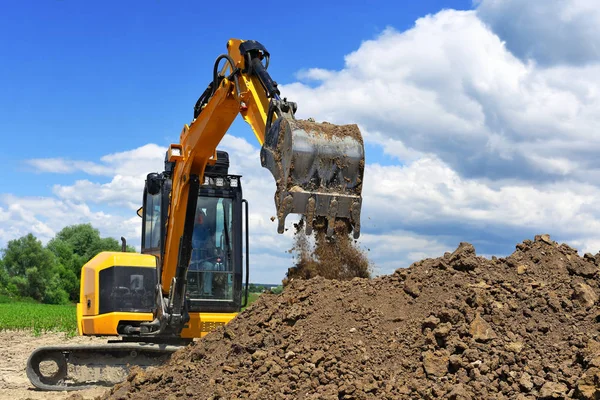 Moderno Escavatore Esegue Lavori Scavo Sul Cantiere — Foto Stock