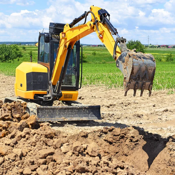 Escavadora Moderna Realiza Trabalhos Escavação Canteiro Obras — Fotografia de Stock