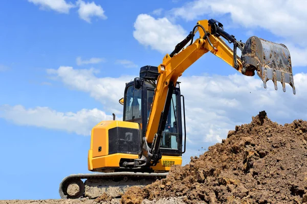 现代挖掘机进行挖掘工作在工地上 — 图库照片