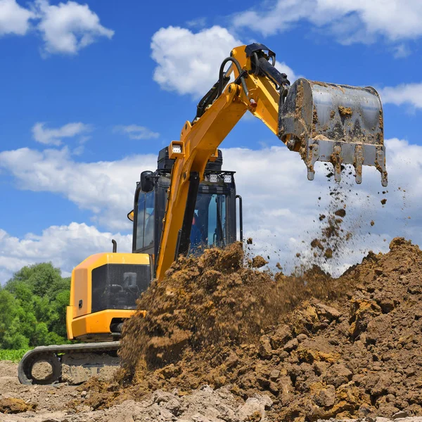 Der Moderne Bagger Führt Die Erdarbeiten Auf Der Baustelle Aus — Stockfoto