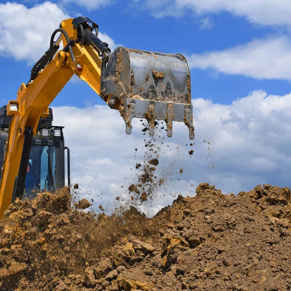 现代挖掘机进行挖掘工作在工地上 — 图库照片