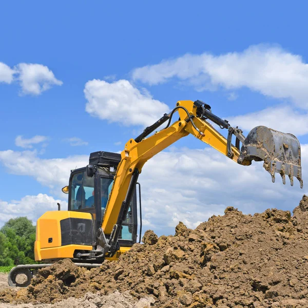 Moderno Escavatore Esegue Lavori Scavo Sul Cantiere — Foto Stock