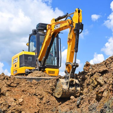 Kalush, Ukrayna - 15 Haziran 2017: modern Ekskavatör Jcb kazı çalışmaları inşaat bölgesine yakın şehir Kalush, Ukrayna gerçekleştirir.