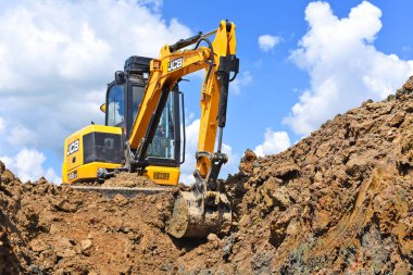 Kalush, Ukrayna - 15 Haziran 2017: modern Ekskavatör Jcb kazı çalışmaları inşaat bölgesine yakın şehir Kalush, Ukrayna gerçekleştirir.