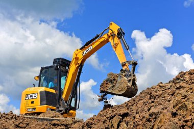 Kalush, Ukrayna - 15 Haziran 2017: modern Ekskavatör Jcb kazı çalışmaları inşaat bölgesine yakın şehir Kalush, Ukrayna gerçekleştirir.
