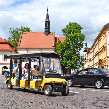 PRAG, CZECH Cumhuriyet - 1 Mayıs 2017: Prag 'a turist gezisi otobüsü.