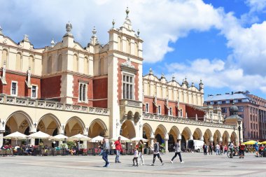 Krakow, Poland- 3 Temmuz 2017: Ana Pazar Meydanı 'nda, Kumaş Salonu manzarası.