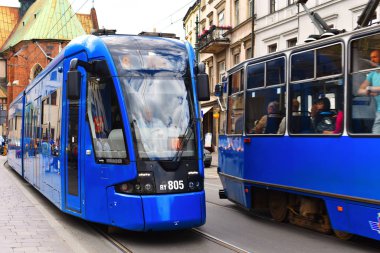 Krakow, Cumhuriyeti Polonya-Temmuz 3, 2017: Modern tramvay Krakow, sokaklarında.