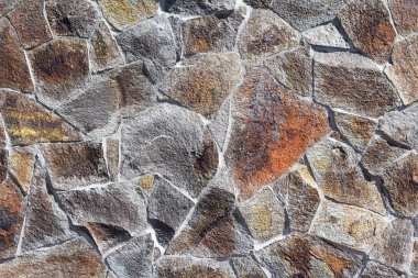 Çatlamış bir taştan bir duvar parçası.