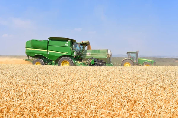 Combine Harvester Working Wheat Field — Stock Photo, Image