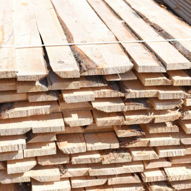 endüstriyel bir manzara içinde yığın yönetim kurulu kenar değil