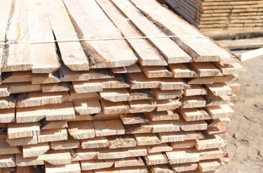 endüstriyel bir manzara içinde yığın yönetim kurulu kenar değil