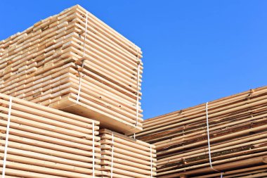 Yığın doğranmış tahta. 