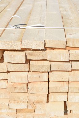 Yığın doğranmış tahta. 