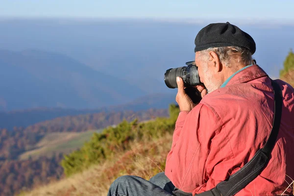 Ukraina Karpaty Października 2017 Turysta Zboczu Góry Fotografie Jesień Karpatach — Zdjęcie stockowe