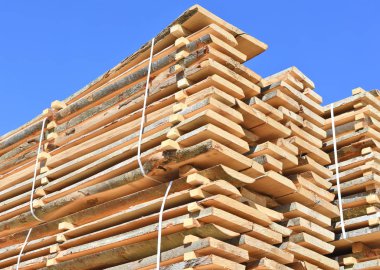 endüstriyel bir manzara içinde yığın yönetim kurulu kenar değil