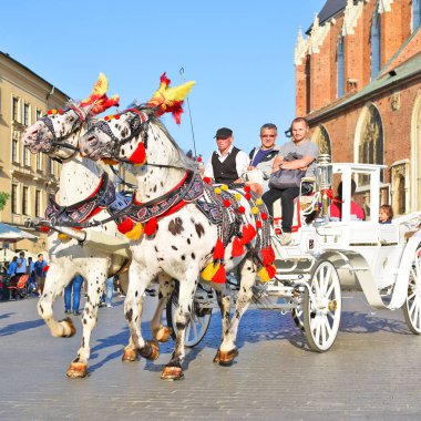 Krakow, Cumhuriyeti Polonya-Temmuz 3, 2017: eski bir şehir bir arabası yürümek. Main Market Square.
