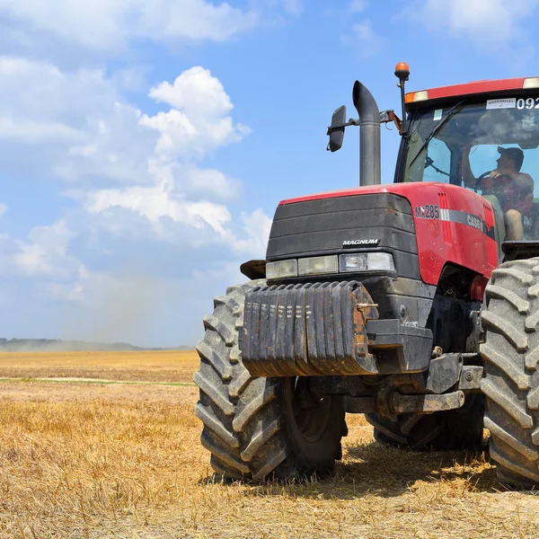 Moderne Trekker Met Oplegger Voor Het Oogsten Van Graan — Stockfoto